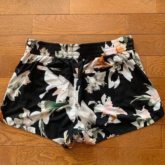 🌸ATHLETA PAPER FLOWERS PRINTED HUDSON SHORTIE-12🌸 - Picture 4 of 12